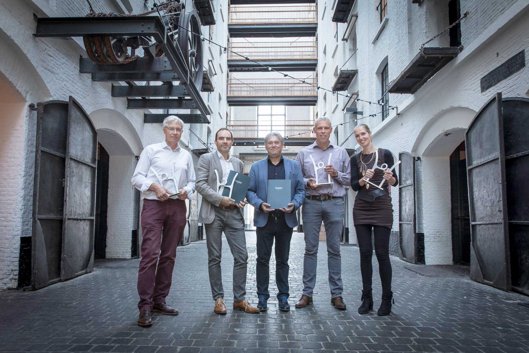 Van links naar rechts: Michel van Bergen (Novaedes architecten) – Geert Van De Velde (ASK Romein) – Luc De Prest (ontwerper van de BTTV-trofee) – Arthur Heesen (Buiting Staalbouw) – Karin Vissers (Vissers & Roelands architecten) - © Maité Thijssen Van links naar rechts: Michel van Bergen (Novaedes architecten) – Geert Van De Velde (ASK Romein) – Luc De Prest (ontwerper van de BTTV-trofee) – Arthur Heesen (Buiting Staalbouw) – Karin Vissers (Vissers & Roelands architecten) - © Maité Thijssen